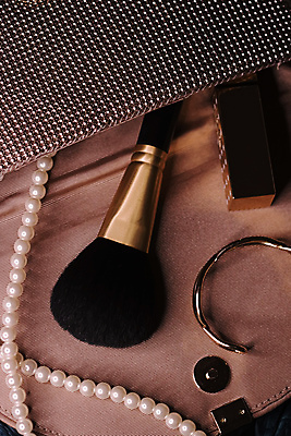 포토 JPG 해외이미지 실내 사람없음 뷰티 화장품 립스틱 핸드백 화장용품 진주목걸이 메이크업브러쉬 해외포토 가방 목걸이 내부 붓 미용용품 진주_보석 파일형식