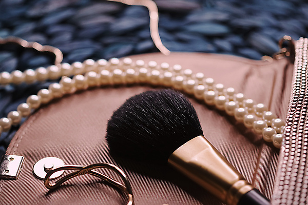 포토 JPG 해외이미지 실내 사람없음 뷰티 화장품 핸드백 화장용품 진주목걸이 메이크업브러쉬 해외포토 가방 목걸이 내부 붓 미용용품 진주_보석 파일형식