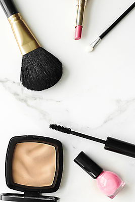 포토 JPG 해외이미지 실내 사람없음 뷰티 화장품 립스틱 화장용품 흰배경 마스카라 매니큐어 메이크업브러쉬 팩트 해외포토 백그라운드 내부 흰색 붓 미용용품 파일형식