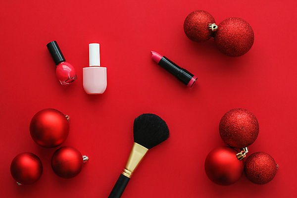 포토 JPG 해외이미지 실내 사람없음 뷰티 화장품 장식볼 립스틱 화장용품 매니큐어 메이크업브러쉬 빨간배경 해외포토 백그라운드 내부 장식 빨간색 붓 미용용품 파일형식