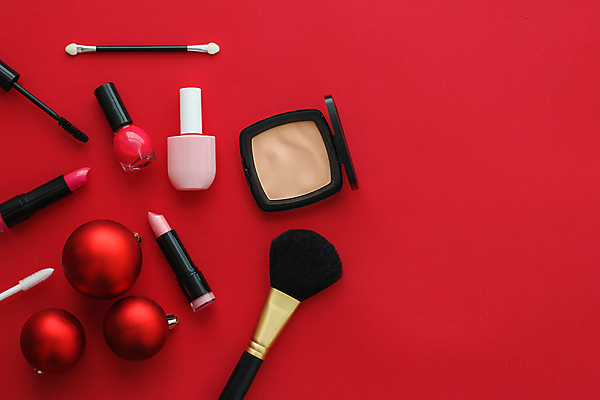 포토 JPG 해외이미지 실내 사람없음 뷰티 화장품 장식볼 립스틱 화장용품 마스카라 매니큐어 메이크업브러쉬 빨간배경 팩트 해외포토 백그라운드 내부 장식 빨간색 붓 미용용품 파일형식