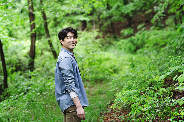 포토 JPG 주간 응시 남자 맨라이프 휴식 한명 미소 상반신 성인 야외 옆모습 30대 여름휴가 바캉스 산책 한국인 숲 싱글라이프 성인남자한명만 산림욕 국내포토 자연요소 1 라이프스타일 시선 뷰포인트 컨셉 휴가 표정 사람 동양인 장년 남자한명만 성인남자만 파일형식 여름_계절