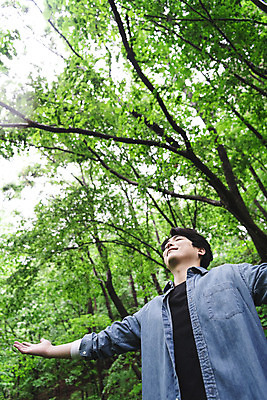 포토 JPG 주간 남자 로우앵글 맨라이프 팔벌리기 휴식 한명 상반신 성인 야외 옆모습 30대 여름휴가 바캉스 눈감음 산책 한국인 숲 삼림욕 싱글라이프 성인남자한명만 국내포토 자연요소 1 라이프스타일 뷰포인트 컨셉 모션 휴가 사람 동양인 장년 남자한명만 성인남자만 파일형식 여름_계절