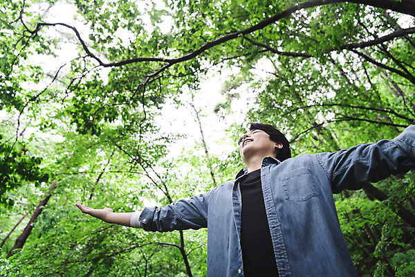 포토 JPG 주간 남자 로우앵글 맨라이프 팔벌리기 휴식 한명 미소 상반신 성인 야외 옆모습 30대 여름휴가 바캉스 눈감음 산책 한국인 숲 싱글라이프 성인남자한명만 산림욕 국내포토 자연요소 1 라이프스타일 뷰포인트 컨셉 모션 휴가 표정 사람 동양인 장년 남자한명만 성인남자만 파일형식 여름_계절