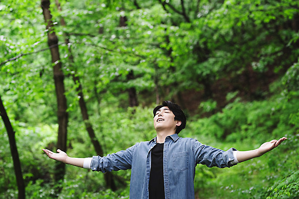 포토 JPG 주간 남자 맨라이프 팔벌리기 휴식 한명 상반신 성인 야외 앞모습 30대 여름휴가 바캉스 눈감음 산책 한국인 숲 삼림욕 싱글라이프 성인남자한명만 국내포토 자연요소 1 라이프스타일 뷰포인트 컨셉 모션 휴가 사람 동양인 장년 남자한명만 성인남자만 파일형식 여름_계절