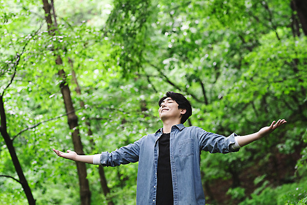 포토 JPG 주간 남자 맨라이프 팔벌리기 휴식 한명 상반신 성인 야외 앞모습 30대 여름휴가 바캉스 눈감음 산책 한국인 숲 삼림욕 싱글라이프 성인남자한명만 국내포토 자연요소 1 라이프스타일 뷰포인트 컨셉 모션 휴가 사람 동양인 장년 남자한명만 성인남자만 파일형식 여름_계절