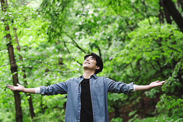 포토 JPG 주간 남자 맨라이프 팔벌리기 휴식 한명 미소 상반신 성인 야외 앞모습 30대 여름휴가 바캉스 산책 한국인 올려보기 숲 싱글라이프 성인남자한명만 산림욕 국내포토 자연요소 1 라이프스타일 뷰포인트 컨셉 모션 휴가 표정 사람 동양인 장년 남자한명만 성인남자만 파일형식 여름_계절