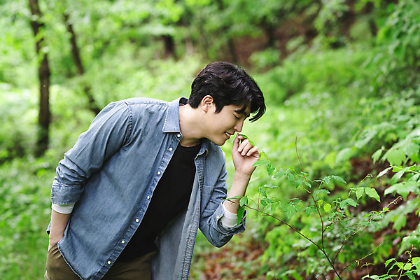 포토 JPG 주간 남자 맨라이프 휴식 한명 미소 상반신 성인 야외 옆모습 아웃포커스 30대 여름휴가 바캉스 눈감음 산책 한국인 잡기 숲 주머니손 향기 싱글라이프 성인남자한명만 산림욕 국내포토 자연요소 1 라이프스타일 뷰포인트 컨셉 모션 휴가 촬영기법 표정 사람 동양인 장년 냄새 남자한명만 성인남자만 파일형식 여름_계절