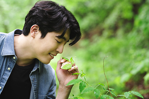포토 JPG 주간 남자 맨라이프 휴식 한명 미소 상반신 성인 야외 옆모습 아웃포커스 30대 여름휴가 바캉스 눈감음 산책 한국인 잡기 숲 향기 싱글라이프 성인남자한명만 산림욕 국내포토 자연요소 1 라이프스타일 뷰포인트 컨셉 모션 휴가 촬영기법 표정 사람 동양인 장년 냄새 남자한명만 성인남자만 파일형식 여름_계절