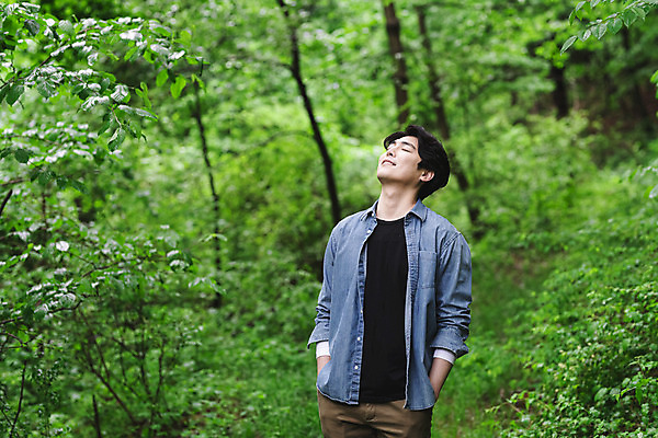 포토 JPG 주간 남자 맨라이프 휴식 한명 미소 상반신 성인 야외 앞모습 30대 여름휴가 바캉스 눈감음 산책 한국인 올려보기 숲 주머니손 싱글라이프 성인남자한명만 산림욕 국내포토 자연요소 1 라이프스타일 뷰포인트 컨셉 모션 휴가 표정 사람 동양인 장년 남자한명만 성인남자만 파일형식 여름_계절