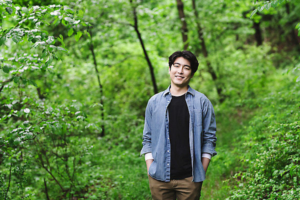 포토 JPG 주간 응시 남자 맨라이프 휴식 한명 미소 상반신 성인 야외 앞모습 30대 여름휴가 바캉스 산책 한국인 숲 주머니손 싱글라이프 성인남자한명만 산림욕 국내포토 자연요소 1 라이프스타일 시선 뷰포인트 컨셉 모션 휴가 표정 사람 동양인 장년 남자한명만 성인남자만 파일형식 여름_계절