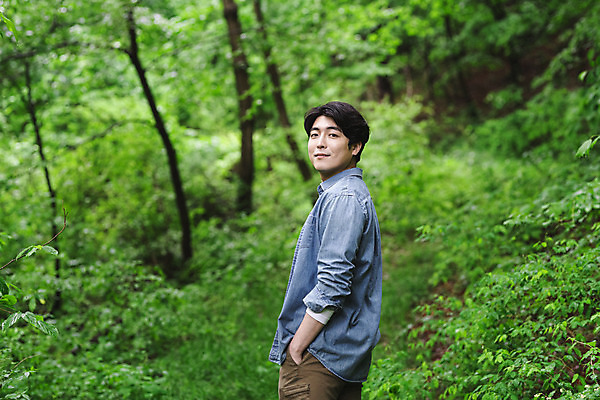 포토 JPG 주간 응시 남자 맨라이프 휴식 한명 미소 상반신 성인 야외 옆모습 30대 여름휴가 바캉스 산책 한국인 숲 주머니손 싱글라이프 성인남자한명만 산림욕 국내포토 자연요소 1 라이프스타일 시선 뷰포인트 컨셉 모션 휴가 표정 사람 동양인 장년 남자한명만 성인남자만 파일형식 여름_계절