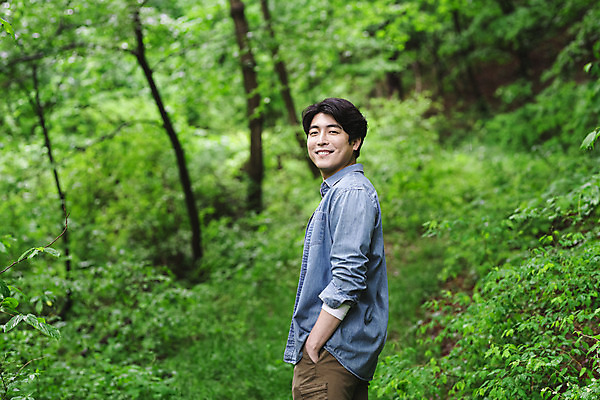 포토 JPG 주간 응시 남자 맨라이프 휴식 한명 미소 상반신 성인 야외 옆모습 30대 여름휴가 바캉스 산책 한국인 숲 주머니손 싱글라이프 성인남자한명만 산림욕 국내포토 자연요소 1 라이프스타일 시선 뷰포인트 컨셉 모션 휴가 표정 사람 동양인 장년 남자한명만 성인남자만 파일형식 여름_계절