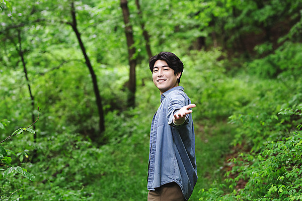 포토 JPG 주간 응시 남자 맨라이프 휴식 한명 미소 상반신 성인 야외 옆모습 30대 여름휴가 바캉스 산책 한국인 숲 손뻗기 싱글라이프 성인남자한명만 산림욕 국내포토 자연요소 1 라이프스타일 시선 뷰포인트 컨셉 모션 휴가 표정 사람 동양인 장년 남자한명만 성인남자만 파일형식 여름_계절