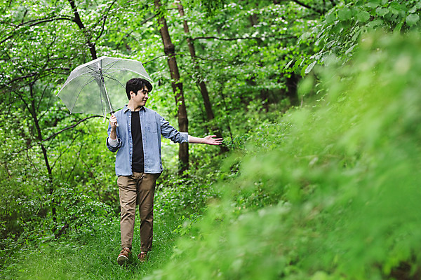 포토 JPG 주간 전신 남자 맨라이프 우산 휴식 한명 미소 들기 성인 야외 앞모습 30대 여름휴가 바캉스 걷기 산책 한국인 비 소프트포커스 숲 손뻗기 싱글라이프 성인남자한명만 산림욕 국내포토 자연요소 1 라이프스타일 뷰포인트 컨셉 모션 날씨 휴가 촬영기법 표정 사람 동양인 장년 남자한명만 성인남자만 파일형식 여름_계절