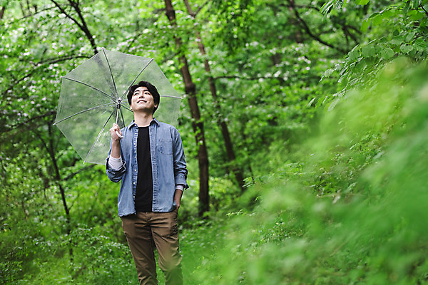 포토 JPG 주간 남자 맨라이프 우산 휴식 한명 미소 들기 상반신 성인 야외 앞모습 30대 여름휴가 바캉스 걷기 산책 한국인 올려보기 비 소프트포커스 숲 주머니손 싱글라이프 성인남자한명만 산림욕 국내포토 자연요소 1 라이프스타일 뷰포인트 컨셉 모션 날씨 휴가 촬영기법 표정 사람 동양인 장년 남자한명만 성인남자만 파일형식 여름_계절