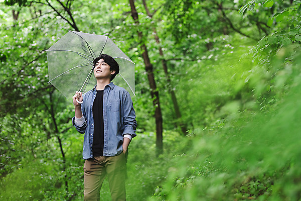 포토 JPG 주간 남자 맨라이프 우산 휴식 한명 미소 들기 상반신 성인 야외 옆모습 30대 여름휴가 바캉스 걷기 산책 한국인 올려보기 비 소프트포커스 숲 주머니손 싱글라이프 성인남자한명만 산림욕 국내포토 자연요소 1 라이프스타일 뷰포인트 컨셉 모션 날씨 휴가 촬영기법 표정 사람 동양인 장년 남자한명만 성인남자만 파일형식 여름_계절
