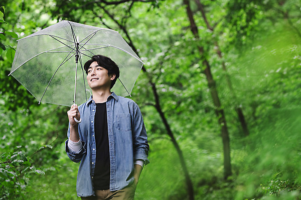 포토 JPG 주간 응시 남자 맨라이프 우산 휴식 한명 미소 들기 상반신 성인 야외 앞모습 30대 여름휴가 바캉스 걷기 산책 한국인 비 숲 주머니손 싱글라이프 성인남자한명만 산림욕 국내포토 자연요소 1 라이프스타일 시선 뷰포인트 컨셉 모션 날씨 휴가 표정 사람 동양인 장년 남자한명만 성인남자만 파일형식 여름_계절
