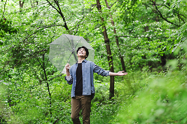 포토 JPG 주간 남자 맨라이프 우산 팔벌리기 휴식 한명 미소 상반신 성인 야외 앞모습 30대 여름휴가 바캉스 걷기 산책 한국인 올려보기 비 숲 싱글라이프 성인남자한명만 산림욕 국내포토 자연요소 1 라이프스타일 뷰포인트 컨셉 모션 날씨 휴가 표정 사람 동양인 장년 남자한명만 성인남자만 파일형식 여름_계절