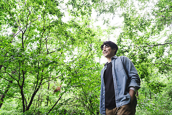 포토 JPG 주간 응시 남자 로우앵글 맨라이프 휴식 한명 미소 상반신 성인 야외 옆모습 30대 여름휴가 바캉스 산책 한국인 숲 주머니손 싱글라이프 성인남자한명만 산림욕 국내포토 자연요소 1 라이프스타일 시선 뷰포인트 컨셉 모션 휴가 표정 사람 동양인 장년 남자한명만 성인남자만 파일형식 여름_계절