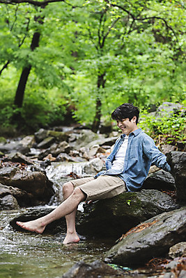 포토 JPG 주간 전신 응시 남자 맨라이프 휴식 한명 미소 앉기 성인 야외 옆모습 물 30대 여름휴가 바캉스 계곡 한국인 바위 숲 발담그기 싱글라이프 성인남자한명만 국내포토 자연요소 1 라이프스타일 시선 뷰포인트 컨셉 모션 휴가 표정 사람 동양인 장년 돌_바위 남자한명만 성인남자만 파일형식 여름_계절