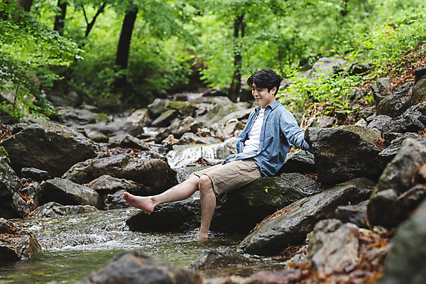 포토 JPG 주간 전신 응시 남자 맨라이프 휴식 한명 미소 앉기 성인 야외 옆모습 물 30대 여름휴가 바캉스 계곡 산책 한국인 바위 숲 발담그기 싱글라이프 성인남자한명만 산림욕 국내포토 자연요소 1 라이프스타일 시선 뷰포인트 컨셉 모션 휴가 표정 사람 동양인 장년 돌_바위 남자한명만 성인남자만 파일형식 여름_계절