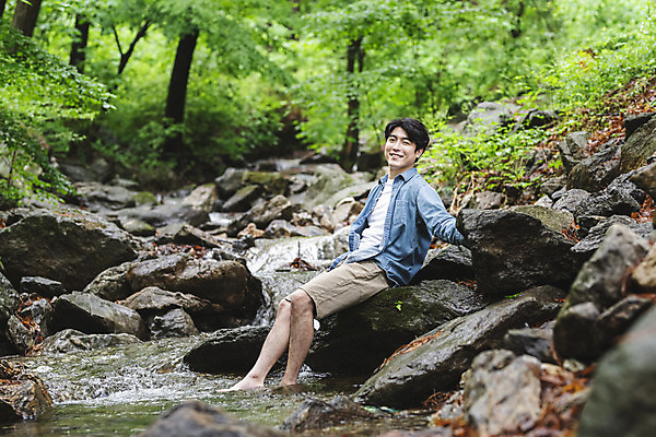 포토 JPG 주간 전신 응시 남자 맨라이프 휴식 한명 미소 앉기 성인 야외 옆모습 물 30대 여름휴가 바캉스 계곡 한국인 바위 숲 발담그기 싱글라이프 성인남자한명만 국내포토 자연요소 1 라이프스타일 시선 뷰포인트 컨셉 모션 휴가 표정 사람 동양인 장년 돌_바위 남자한명만 성인남자만 파일형식 여름_계절