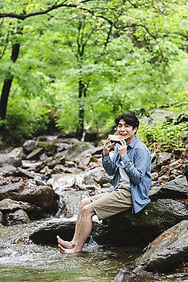 포토 JPG 주간 전신 남자 맨라이프 휴식 수박 한명 미소 들기 성인 야외 옆모습 물 30대 여름휴가 바캉스 계곡 한국인 바위 숲 먹기 발담그기 수박조각 싱글라이프 성인남자한명만 국내포토 자연요소 1 라이프스타일 뷰포인트 조각 컨셉 과일 모션 휴가 표정 사람 동양인 장년 돌_바위 남자한명만 성인남자만 파일형식 여름_계절