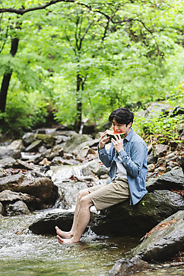 포토 JPG 주간 전신 남자 맨라이프 휴식 수박 한명 들기 앉기 성인 야외 옆모습 물 30대 여름휴가 바캉스 계곡 한국인 바위 숲 먹기 발담그기 수박조각 싱글라이프 성인남자한명만 국내포토 자연요소 1 라이프스타일 뷰포인트 조각 컨셉 과일 모션 휴가 사람 동양인 장년 돌_바위 남자한명만 성인남자만 파일형식 여름_계절