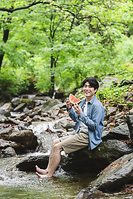 포토 JPG 주간 전신 응시 남자 맨라이프 휴식 수박 한명 미소 들기 앉기 성인 야외 옆모습 물 30대 여름휴가 바캉스 계곡 한국인 바위 숲 발담그기 수박조각 싱글라이프 성인남자한명만 국내포토 자연요소 1 라이프스타일 시선 뷰포인트 조각 컨셉 과일 모션 휴가 표정 사람 동양인 장년 돌_바위 남자한명만 성인남자만 파일형식 여름_계절