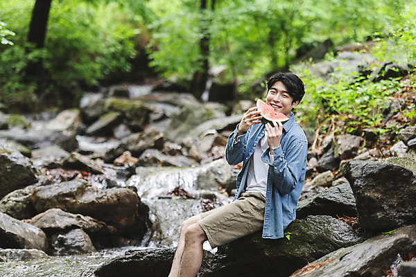 포토 JPG 주간 응시 남자 맨라이프 휴식 수박 한명 미소 들기 앉기 상반신 성인 야외 옆모습 물 30대 여름휴가 바캉스 계곡 한국인 바위 숲 먹기 발담그기 수박조각 싱글라이프 성인남자한명만 국내포토 자연요소 1 라이프스타일 시선 뷰포인트 조각 컨셉 과일 모션 휴가 표정 사람 동양인 장년 돌_바위 남자한명만 성인남자만 파일형식 여름_계절