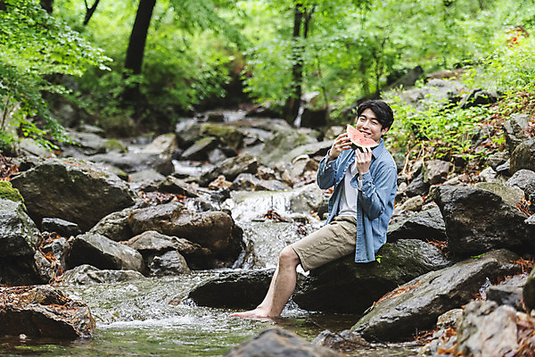 포토 JPG 주간 전신 응시 남자 맨라이프 휴식 수박 한명 미소 들기 앉기 성인 야외 옆모습 물 30대 여름휴가 바캉스 계곡 한국인 바위 숲 먹기 발담그기 수박조각 싱글라이프 성인남자한명만 국내포토 자연요소 1 라이프스타일 시선 뷰포인트 조각 컨셉 과일 모션 휴가 표정 사람 동양인 장년 돌_바위 남자한명만 성인남자만 파일형식 여름_계절