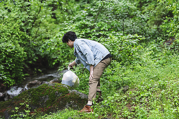 포토 JPG 주간 전신 응시 남자 맨라이프 한명 서기 들기 성인 야외 옆모습 30대 여름휴가 바캉스 한국인 쓰레기 숲 버리기 쓰레기봉투 무단투기 싱글라이프 성인남자한명만 비매너 무단 국내포토 자연요소 1 라이프스타일 시선 뷰포인트 모션 휴가 봉투 사람 동양인 장년 남자한명만 성인남자만 파일형식 여름_계절