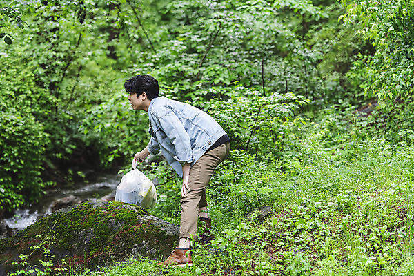 포토 JPG 주간 전신 응시 남자 맨라이프 한명 서기 들기 성인 야외 옆모습 30대 여름휴가 바캉스 한국인 쓰레기 숲 버리기 쓰레기봉투 무단투기 싱글라이프 성인남자한명만 무단 국내포토 자연요소 1 라이프스타일 시선 뷰포인트 모션 휴가 봉투 사람 동양인 장년 남자한명만 성인남자만 파일형식 여름_계절