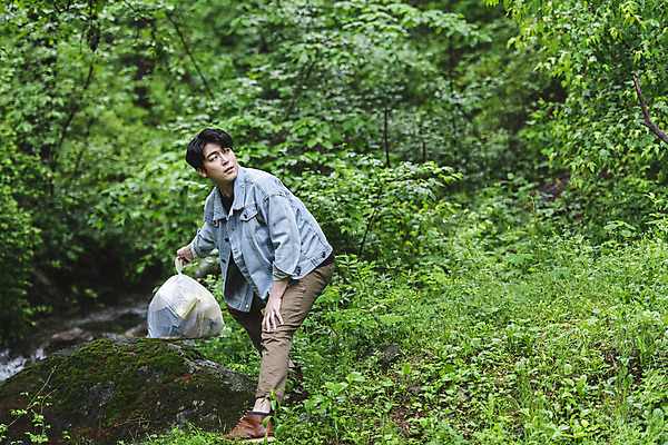 포토 JPG 주간 전신 응시 남자 맨라이프 한명 서기 성인 야외 옆모습 30대 여름휴가 바캉스 한국인 쓰레기 숲 버리기 쓰레기봉투 눈치 무단투기 싱글라이프 성인남자한명만 비매너 무단 국내포토 자연요소 1 라이프스타일 시선 뷰포인트 모션 휴가 봉투 사람 동양인 장년 남자한명만 성인남자만 파일형식 여름_계절