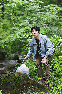 포토 JPG 주간 전신 응시 남자 맨라이프 한명 서기 들기 성인 야외 앞모습 30대 여름휴가 바캉스 한국인 쓰레기 숲 버리기 쓰레기봉투 눈치 무단투기 싱글라이프 성인남자한명만 무단 국내포토 자연요소 1 라이프스타일 시선 뷰포인트 모션 휴가 봉투 사람 동양인 장년 남자한명만 성인남자만 파일형식 여름_계절