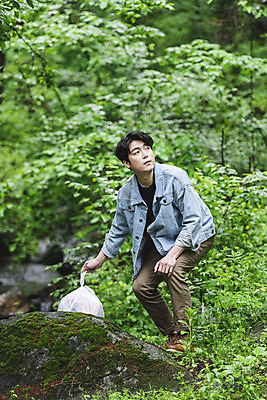 포토 JPG 주간 전신 응시 남자 맨라이프 한명 서기 들기 성인 야외 옆모습 30대 여름휴가 바캉스 한국인 쓰레기 숲 버리기 쓰레기봉투 눈치 무단투기 싱글라이프 성인남자한명만 비매너 무단 국내포토 자연요소 1 라이프스타일 시선 뷰포인트 모션 휴가 봉투 사람 동양인 장년 남자한명만 성인남자만 파일형식 여름_계절