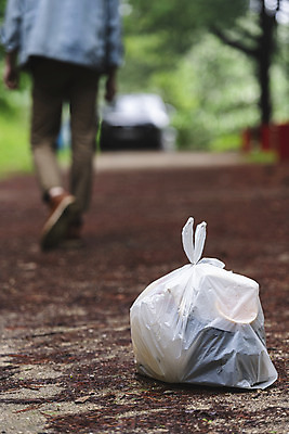 포토 JPG 주간 남자 맨라이프 한명 성인 야외 뒷모습 아웃포커스 30대 여름휴가 바캉스 한국인 하반신 쓰레기 버리기 쓰레기봉투 무단투기 싱글라이프 성인남자한명만 비매너 무단 국내포토 자연요소 1 라이프스타일 뷰포인트 모션 휴가 봉투 촬영기법 사람 동양인 장년 남자한명만 성인남자만 파일형식 여름_계절