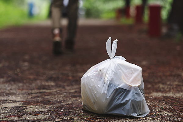 포토 JPG 주간 남자 맨라이프 한명 성인 야외 뒷모습 아웃포커스 30대 여름휴가 바캉스 한국인 하반신 쓰레기 버리기 쓰레기봉투 무단투기 싱글라이프 성인남자한명만 비매너 무단 국내포토 자연요소 1 라이프스타일 뷰포인트 모션 휴가 봉투 촬영기법 사람 동양인 장년 남자한명만 성인남자만 파일형식 여름_계절