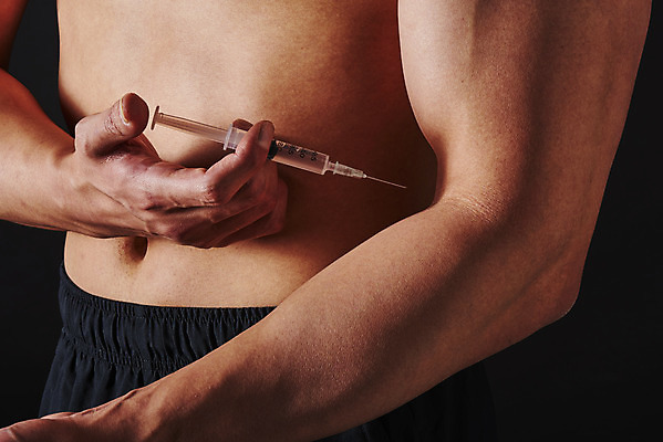 포토 JPG 스튜디오촬영 남자 검은배경 근육 운동선수 실내 주사기 한명 들기 상반신 20대 성인 옆모습 한국인 보디빌더 팔 불법 약물오남용 약물중독 의료성형뷰티 성인남자한명만 도핑 스테로이드 국내포토 1 스포츠 뷰포인트 백그라운드 의료기기 모션 사람 동양인 청년 내부 신체부위 약 검은색 범죄 보디빌딩 중독 남자한명만 성인남자만 파일형식