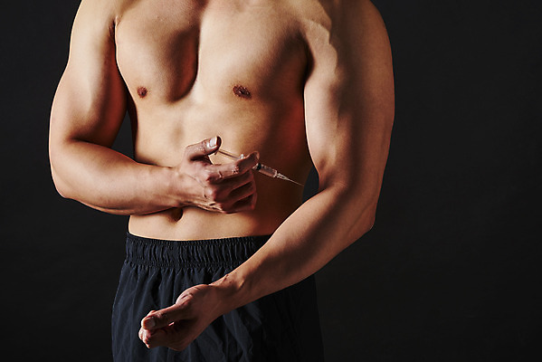 포토 JPG 스튜디오촬영 남자 검은배경 근육 운동선수 실내 주사기 한명 들기 상반신 20대 성인 옆모습 한국인 보디빌더 팔 불법 약물오남용 약물중독 의료성형뷰티 성인남자한명만 도핑 스테로이드 국내포토 1 스포츠 뷰포인트 백그라운드 의료기기 모션 사람 동양인 청년 내부 신체부위 약 검은색 범죄 보디빌딩 중독 남자한명만 성인남자만 파일형식