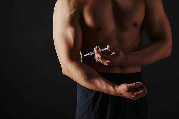 포토 JPG 스튜디오촬영 남자 검은배경 근육 운동선수 실내 주사기 한명 들기 상반신 20대 성인 옆모습 한국인 보디빌더 팔 불법 약물오남용 약물중독 의료성형뷰티 성인남자한명만 도핑 스테로이드 국내포토 1 스포츠 뷰포인트 백그라운드 의료기기 모션 사람 동양인 청년 내부 신체부위 약 검은색 범죄 보디빌딩 중독 남자한명만 성인남자만 파일형식