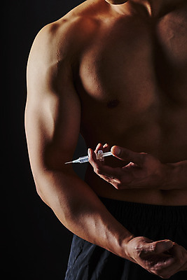 포토 JPG 스튜디오촬영 남자 검은배경 근육 운동선수 실내 주사기 한명 들기 상반신 20대 성인 앞모습 한국인 보디빌더 팔 불법 약물오남용 약물중독 의료성형뷰티 성인남자한명만 도핑 스테로이드 국내포토 1 스포츠 뷰포인트 백그라운드 의료기기 모션 사람 동양인 청년 내부 신체부위 약 검은색 범죄 보디빌딩 중독 남자한명만 성인남자만 파일형식