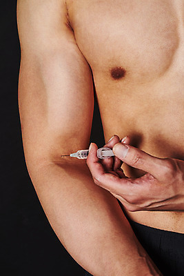 포토 JPG 스튜디오촬영 남자 검은배경 근육 운동선수 실내 주사기 한명 들기 상반신 20대 성인 앞모습 한국인 보디빌더 팔 불법 약물오남용 약물중독 의료성형뷰티 성인남자한명만 도핑 스테로이드 국내포토 1 스포츠 뷰포인트 백그라운드 의료기기 모션 사람 동양인 청년 내부 신체부위 약 검은색 범죄 보디빌딩 중독 남자한명만 성인남자만 파일형식