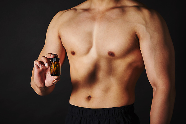 포토 JPG 스튜디오촬영 남자 검은배경 근육 운동선수 실내 한명 들기 상반신 20대 성인 옆모습 한국인 약병 보디빌더 불법 약물오남용 약물중독 의료성형뷰티 성인남자한명만 도핑 스테로이드 국내포토 1 스포츠 뷰포인트 백그라운드 모션 사람 동양인 청년 내부 약 검은색 범죄 보디빌딩 중독 병_담는 남자한명만 성인남자만 파일형식