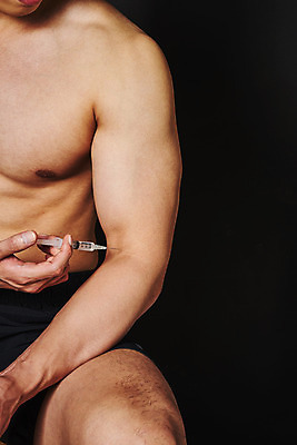 포토 JPG 스튜디오촬영 남자 검은배경 근육 운동선수 실내 주사기 한명 들기 앉기 상반신 20대 성인 앞모습 한국인 보디빌더 팔 불법 약물오남용 약물중독 의료성형뷰티 성인남자한명만 도핑 스테로이드 국내포토 1 스포츠 뷰포인트 백그라운드 의료기기 모션 사람 동양인 청년 내부 신체부위 약 검은색 범죄 보디빌딩 중독 남자한명만 성인남자만 파일형식