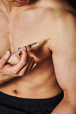 포토 JPG 스튜디오촬영 남자 검은배경 근육 운동선수 실내 주사기 한명 들기 상반신 20대 성인 옆모습 한국인 보디빌더 어깨 불법 약물오남용 약물중독 의료성형뷰티 성인남자한명만 도핑 스테로이드 국내포토 1 스포츠 뷰포인트 백그라운드 의료기기 모션 사람 동양인 청년 내부 신체부위 약 검은색 범죄 보디빌딩 중독 남자한명만 성인남자만 파일형식