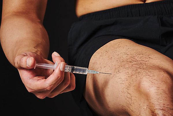 포토 JPG 스튜디오촬영 남자 검은배경 운동선수 실내 주사기 한명 들기 20대 성인 앞모습 한국인 하반신 보디빌더 허벅지 불법 약물오남용 약물중독 의료성형뷰티 성인남자한명만 도핑 스테로이드 국내포토 1 스포츠 뷰포인트 백그라운드 의료기기 모션 사람 동양인 청년 내부 신체부위 약 검은색 범죄 보디빌딩 중독 남자한명만 성인남자만 파일형식