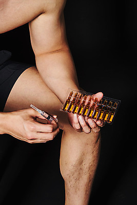 포토 JPG 스튜디오촬영 남자 검은배경 운동선수 실내 주사기 한명 들기 상반신 20대 성인 옆모습 한국인 보디빌더 고민 불법 앰플 약물오남용 약물중독 의료성형뷰티 성인남자한명만 도핑 스테로이드 국내포토 1 감정 스포츠 뷰포인트 백그라운드 의료기기 모션 사람 동양인 청년 내부 약 검은색 범죄 보디빌딩 중독 남자한명만 성인남자만 파일형식