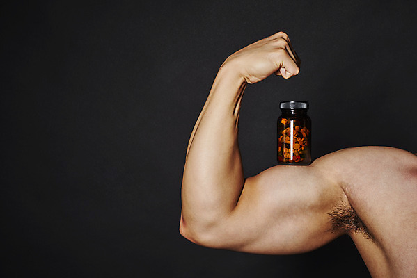 포토 JPG 스튜디오촬영 검은배경 근육 운동선수 실내 신체부위 주먹 약병 보디빌더 알통 팔 불법 약물오남용 약물중독 의료성형뷰티 도핑 스테로이드 국내포토 스포츠 백그라운드 모션 사람 내부 약 검은색 범죄 보디빌딩 중독 병_담는 파일형식